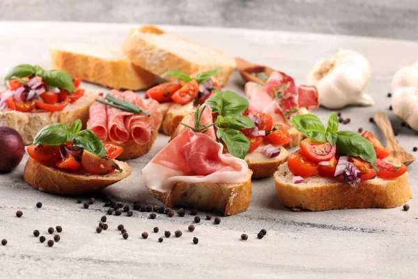 Surtido de bruschetta con diversos ingredientes. Apetitivo bruschetta —  Fotos de Stock