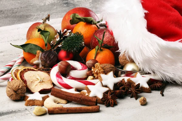 Galletas de Navidad y santa tenía con espigas, nueces y frutas en —  Fotos de Stock