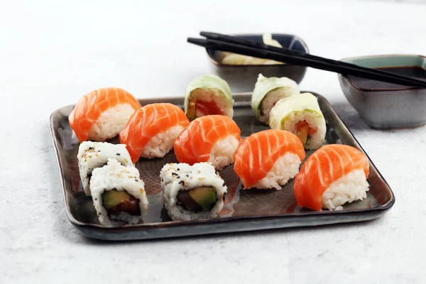 Nahaufnahme von Sashimi-Sushi-Set mit Essstäbchen und Soja - Sushi ro — Stockfoto