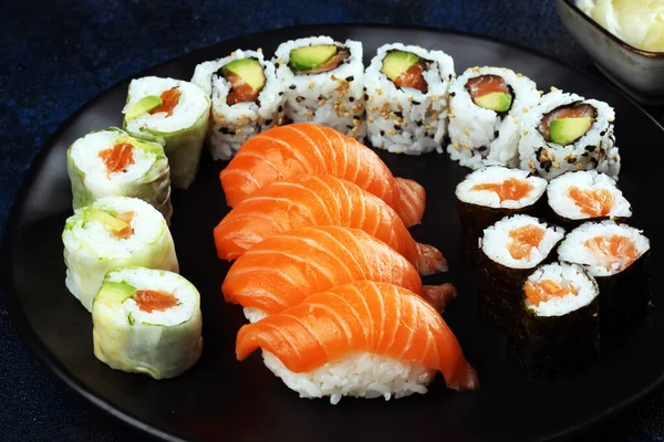Primer plano de sushi sashimi con palillos y soja - sushi ro — Foto de Stock