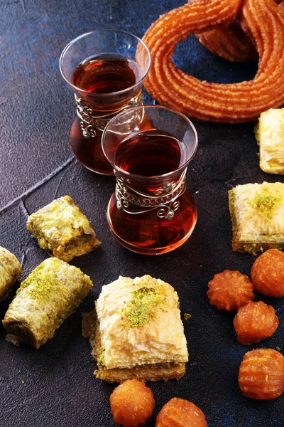 Baklava sur la table. Plats du Moyen-Orient ou arabes. Desse turque — Photo