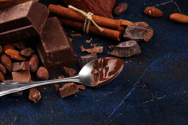 Chocolate bar pieces and melting swirl cocoa. Sweet food photo c — Stock Photo, Image