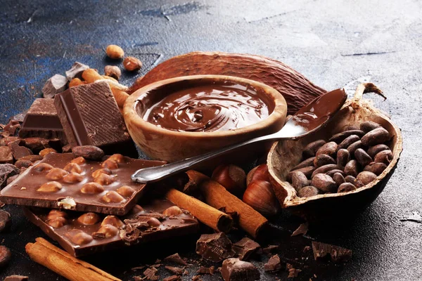 Barra di cioccolato pezzi e fusione vortice di cacao. Dolce cibo foto c — Foto Stock