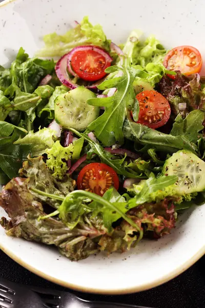 Миска салата с овощами и зеленью, с помидорами, огурцами — стоковое фото