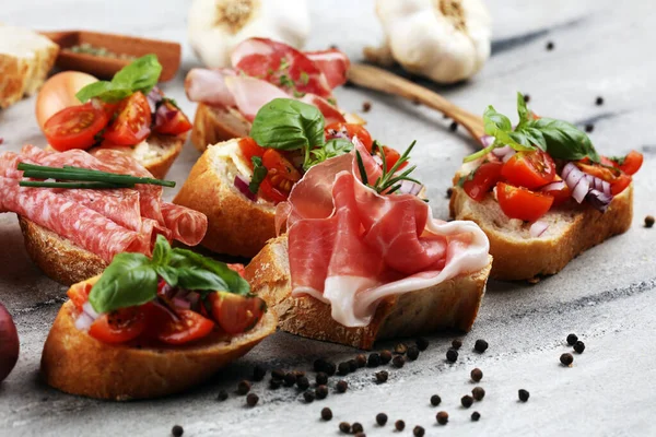 Bruschetta sortidas com várias coberturas. Bruschetta apetitosa — Fotografia de Stock