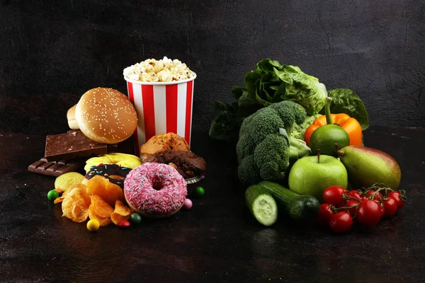 Alimentos saludables o poco saludables. Concepto de foto de salud y malestar —  Fotos de Stock