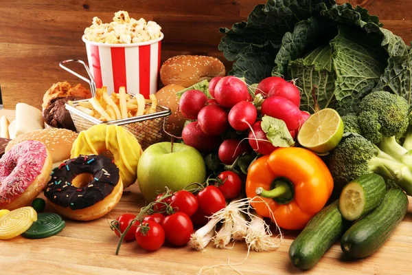 Gesunde oder ungesunde Nahrung. Konzeptfoto von gesund und ungesund — Stockfoto