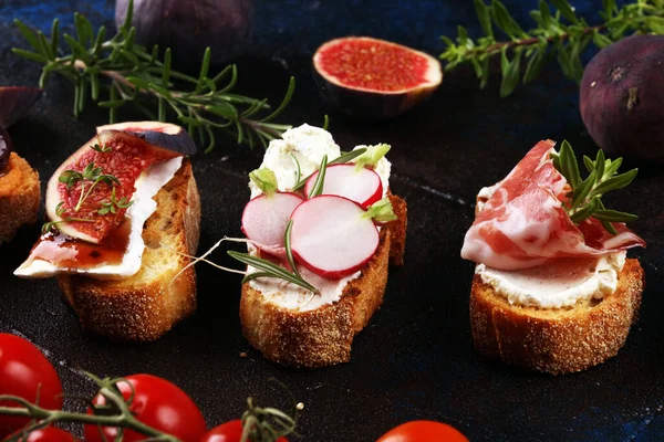 Assorted bruschetta with various toppings. Appetizing bruschetta — Stock Photo, Image