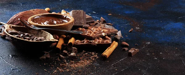 Schokoriegel und schmelzender Kakao. Süßspeise Foto c — Stockfoto