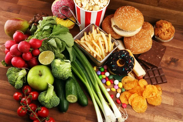Egészséges vagy egészségtelen étel. Fogalom fotó az egészséges és egészségtelen — Stock Fotó
