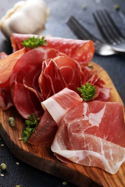 Bandeja de comida com delicioso salame, coppa, crudo e ervas. Carne pl — Fotografia de Stock