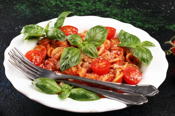 Orecchiette de massas. Prato de deliciosa orecchiette com tomate sa — Fotografia de Stock