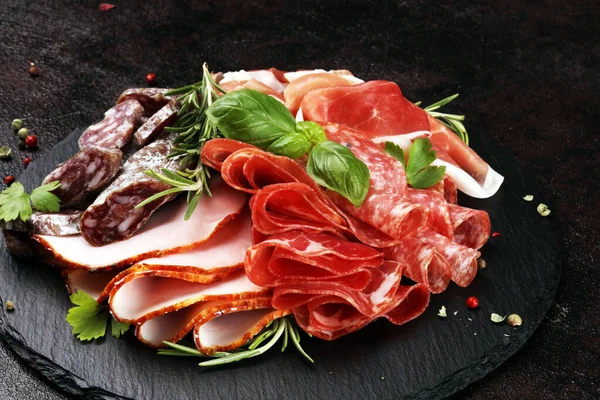 Marmorschneidebrett mit Schinken, Speck, Salami und Würstchen — Stockfoto