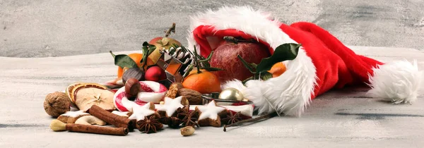 Boże Narodzenie ciasteczka i Święty Mikołaj miał z spieses, orzechy i owoce na — Zdjęcie stockowe