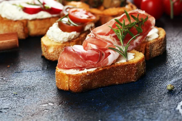 Çeşitli malzemelerle çeşitli bruschetta. İştah açıcı bruschetta — Stok fotoğraf