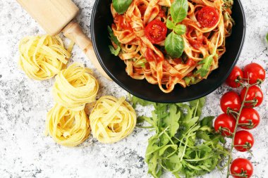 Domates soslu tagliatelle makarna, parmesanlı fesleğen.