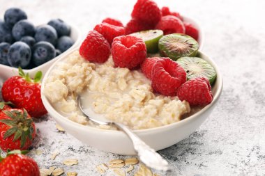 Bir kase yulaf lapası, muzlu, ahududulu, hindistan cevizli ve ca