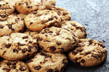 Tahta masanın üzerine çikolatalı kurabiyeler. Çikolatalı kurabiye o vurdu