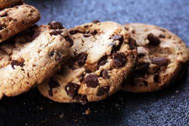 Tahta masanın üzerine çikolatalı kurabiyeler. Çikolatalı kurabiye o vurdu