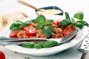 Makarna orekşisi. Domatesli bir tabak lezzetli orkestra.