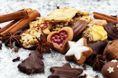 Kırsal masada casuslar, fındıklar ve meyveli Noel kurabiyeleri.