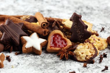 Kırsal masada casuslar, fındıklar ve meyveli Noel kurabiyeleri.