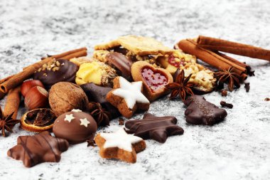 Kırsal masada casuslar, fındıklar ve meyveli Noel kurabiyeleri.