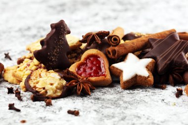 Kırsal masada casuslar, fındıklar ve meyveli Noel kurabiyeleri.