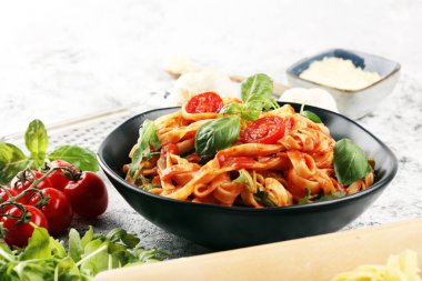 Domates soslu tagliatelle makarna, parmesanlı fesleğen.