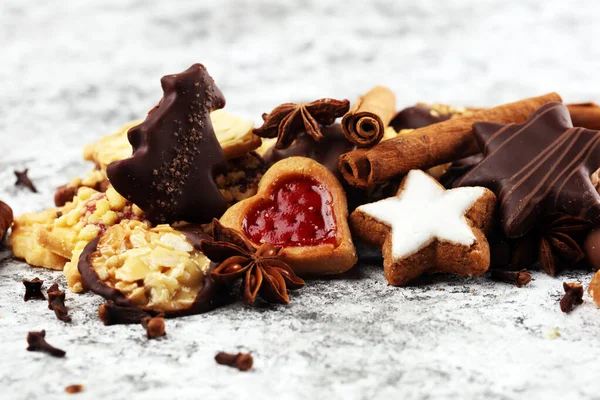 Karácsonyi sütik kémekkel, diókkal és gyümölcsökkel a rusztikus asztalon — Stock Fotó