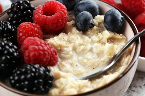 Ciotola di farina d'avena porridge con banana, lamponi cocco e ca — Foto Stock