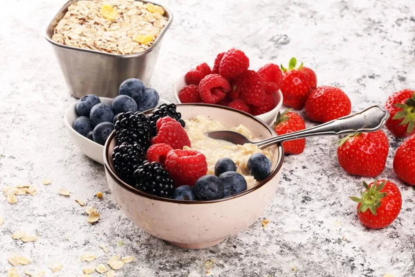 Cuenco de avena gachas con plátano, frambuesas coco y ca —  Fotos de Stock