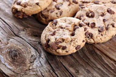 Tahta masada çikolatalı kurabiyeler. Tahtaya atılmış çikolatalı kurabiyeler.