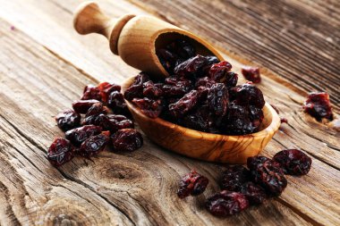 Masada kurumuş kızılcık yığını var. Kuru Meyve Yemeği