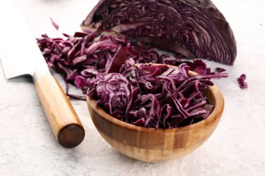 Doğranmış taze kırmızı lahana. Mor lahana salatası ya da lahana salatası pişirmek için dilimlenmiş sebze hazırlayın. Ev yapımı taze yiyecek konsepti.