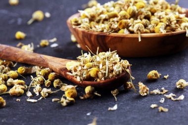 Kırsal yüzeyde kurumuş papatya yığını var. Sağlıklı beslenme, bitkisellik ve papatya çayı ile alternatif tıp