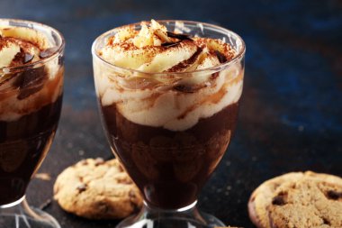 Sıcak çikolata, kakao ve krema. Tatlı çikolata içeceği