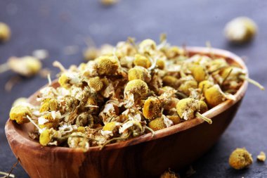 Kırsal yüzeyde kurumuş papatya yığını var. Sağlıklı beslenme, bitkisellik ve papatya çayı ile alternatif tıp