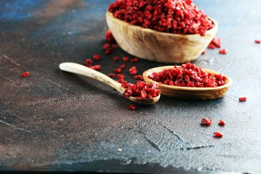 Kırsal arka planda kasede bir yığın kuru böğürtlen.