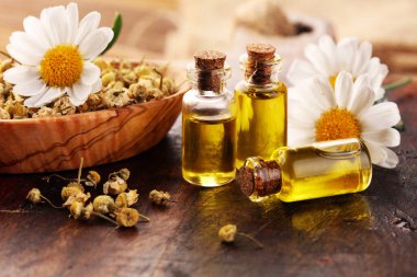 Papatya Kompozisyonu, ahşap masa üzerinde gerekli yağ ve papatya çiçekleri.