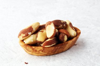 Brezilya fıstığı ve klasik arka plan. Kabuksuz sağlıklı vejetaryen yemekleri.