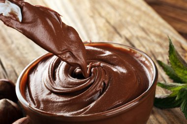 Ev yapımı fındık kabın içine yayılmış. Fındıklı fındık kreması..