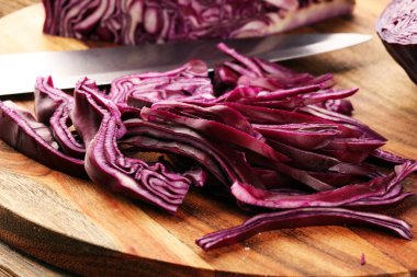 Doğranmış taze kırmızı lahana. Mor lahana salatası ya da lahana salatası pişirmek için dilimlenmiş sebze hazırlayın. Ev yapımı taze yiyecek konsepti.