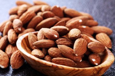 Kırsal bir masada badem ve kasede badem. Sağlıklı bademler