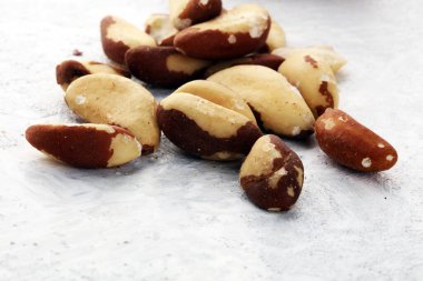 Brezilya fıstığı ve klasik arka plan. Kabuksuz sağlıklı vejetaryen yemekleri.