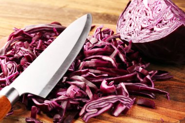 Doğranmış taze kırmızı lahana. Mor lahana salatası ya da lahana salatası pişirmek için dilimlenmiş sebze hazırlayın. Ev yapımı taze yiyecek konsepti.