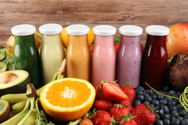Sebzelerden, yeşilliklerden, meyvelerden ve meyvelerden gelen çok renkli meyve suları, sağlıklı besin kaynakları. Detoks ve diyet, temiz yemek, sağlıklı yaşam tarzı konsepti