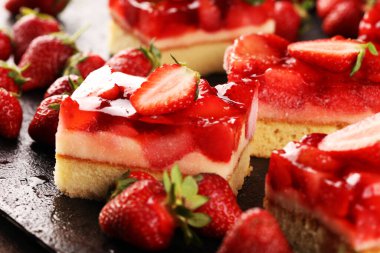 çilekli pasta ve birçok taze çilek