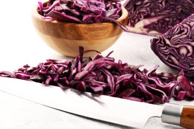 Doğranmış taze kırmızı lahana. Mor lahana salatası ya da lahana salatası pişirmek için dilimlenmiş sebze hazırlayın. Ev yapımı taze yiyecek konsepti.