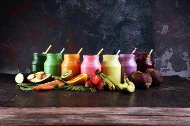 Sebzelerden, yeşilliklerden, meyvelerden ve meyvelerden gelen çok renkli meyve suları, sağlıklı besin kaynakları. Detoks ve diyet, temiz yemek, sağlıklı yaşam tarzı konsepti